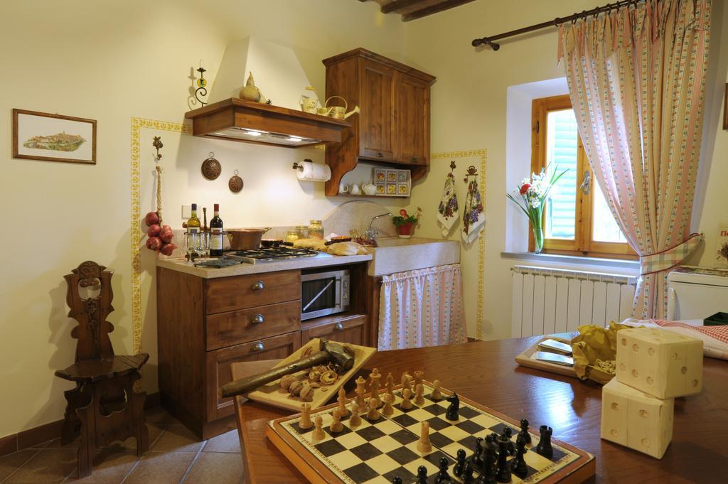 Agriturismo Podere Poggio Ai Cieli Сан-Джиминьяно Номер фото
