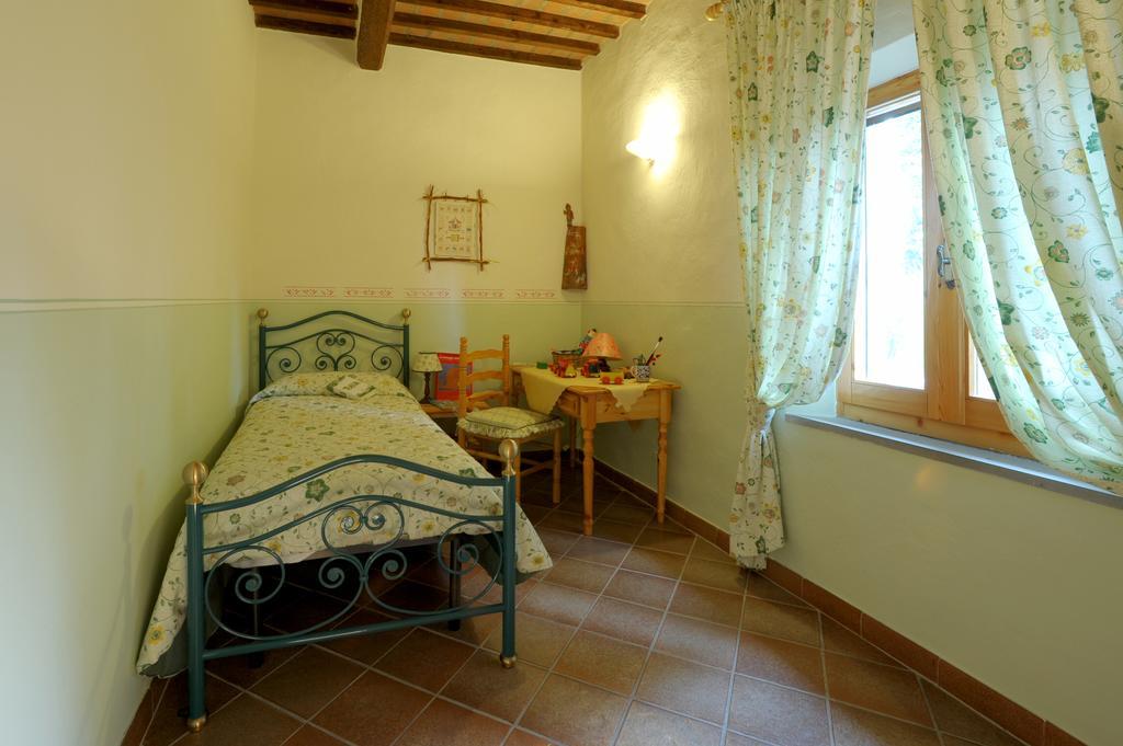 Agriturismo Podere Poggio Ai Cieli Сан-Джиминьяно Номер фото
